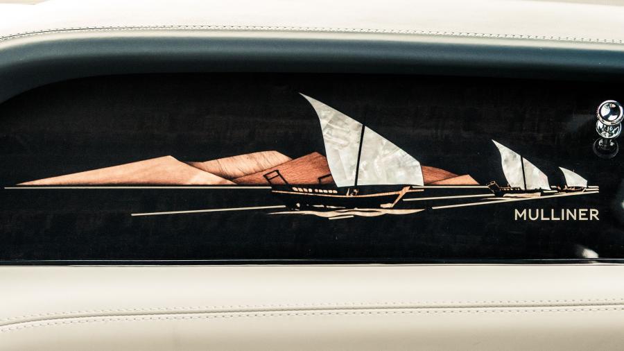 Детали интерьера Bentley Bentayga Pearl of the Gulf 2019 года  (UAE) (фото 3 из 9)